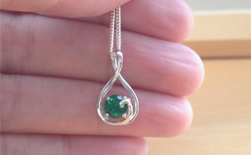 silver emerald pendant uk