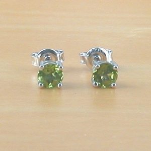 sterling silver peridot stud earrings