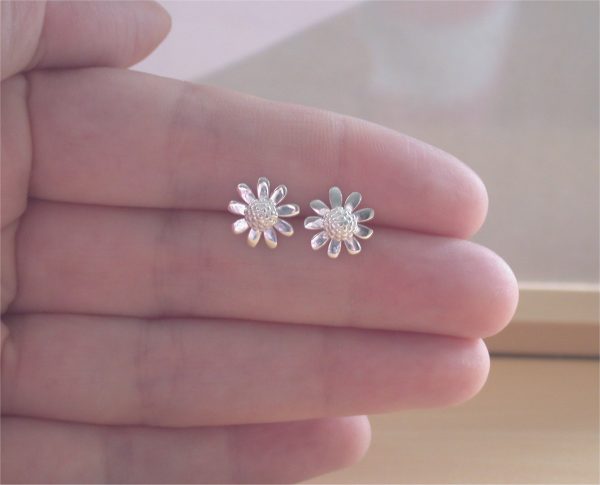 silver daisy earrings