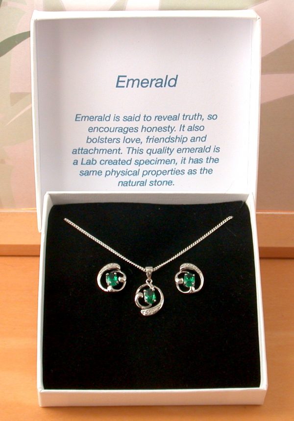 emeraldld necklace and earrings