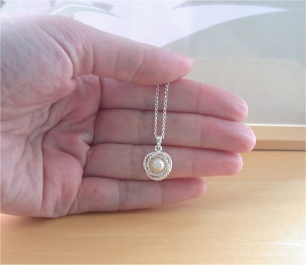 white freshwater pearl necklace uk